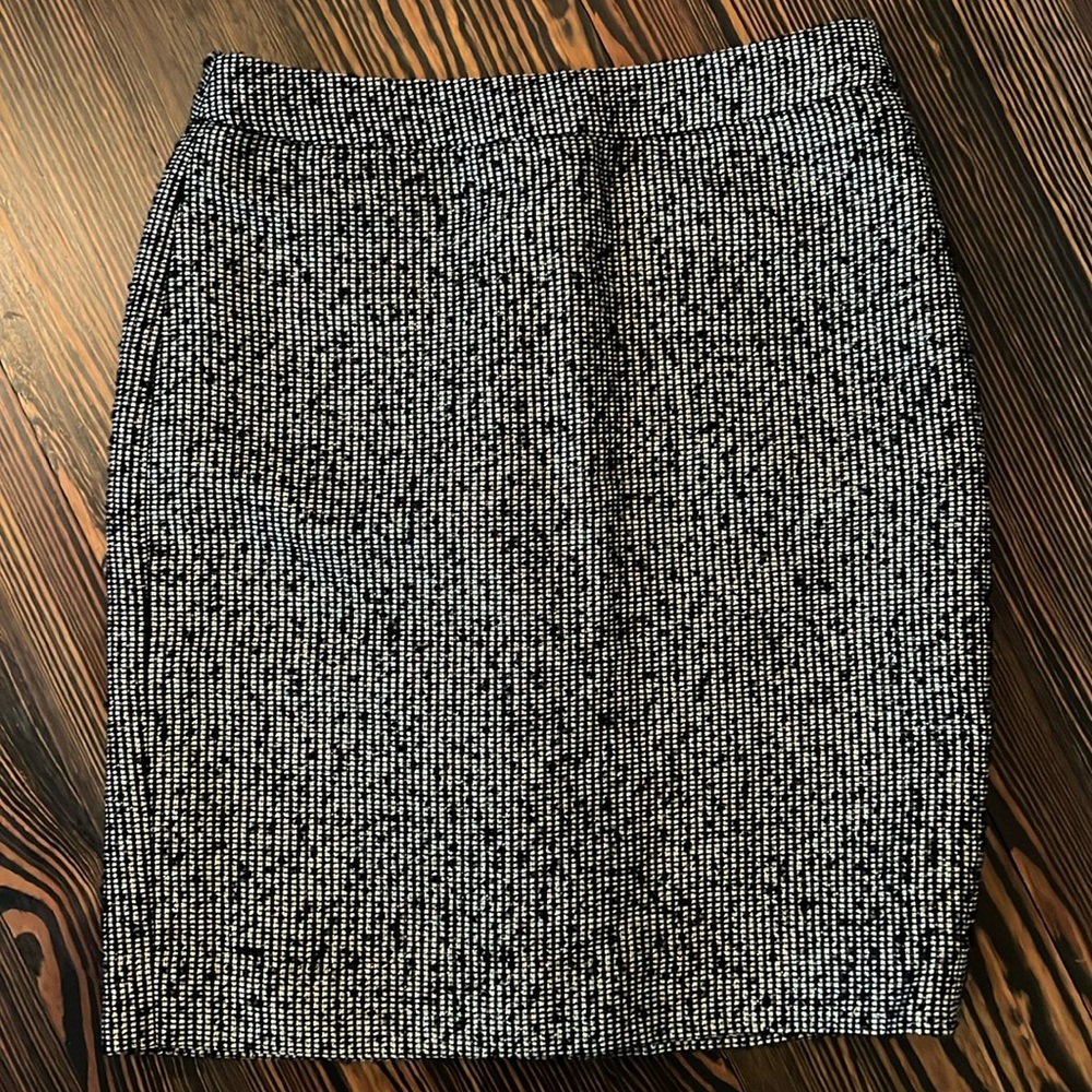 Women’s Jcrew pencil skirt - Size 6 - black boucle skirt